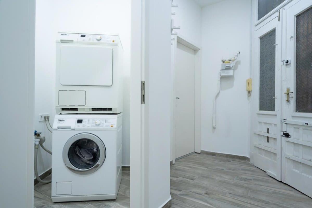 Modern Stylish At Location Apartman